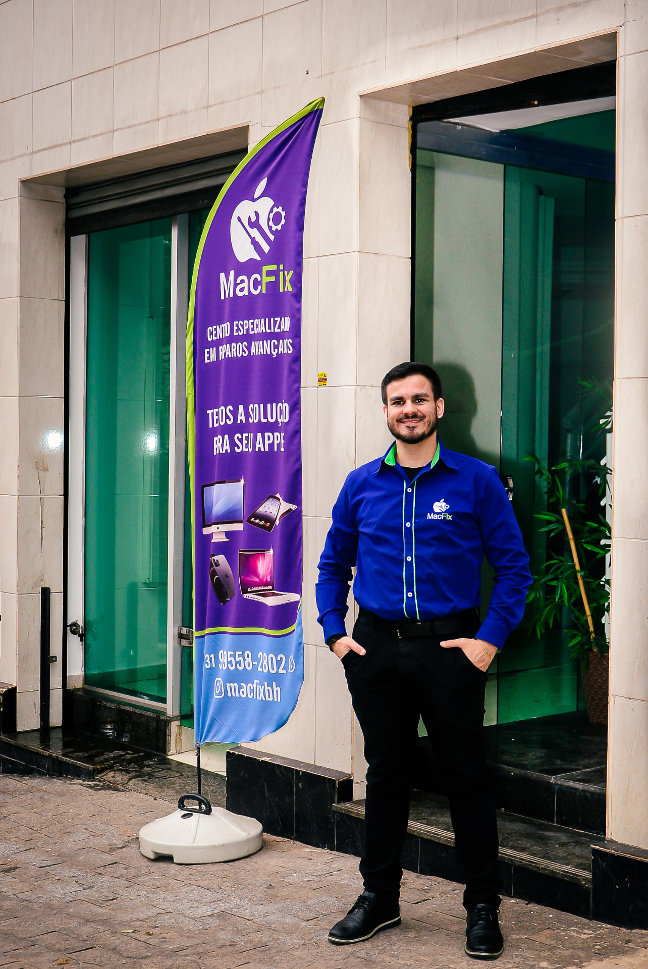 Especialista MacFix na entrada da loja em Belo Horizonte
